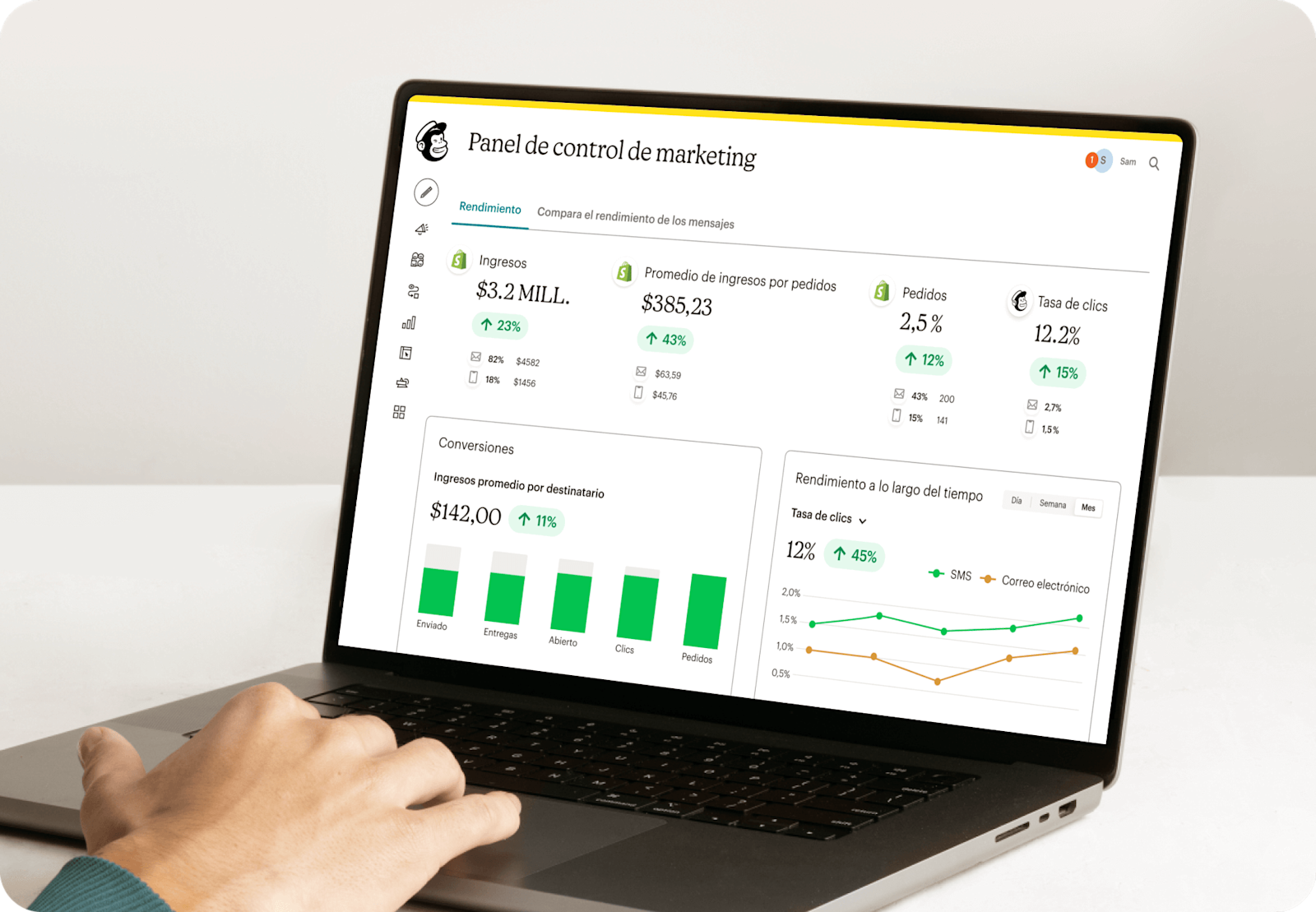 Una laptop con un correo electrónico de anuncio de venta anual en la pantalla: realiza un seguimiento, analiza y optimiza tu impacto para que puedas vender más