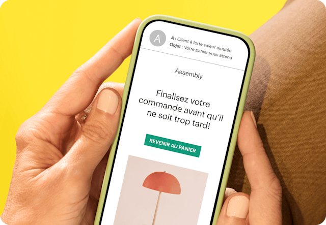 Exemples de déclencheurs de comportement client, tels que l'affichage d'une page ou d'un produit spécifique, associés aux profils client sur lesquels ils peuvent être définis.