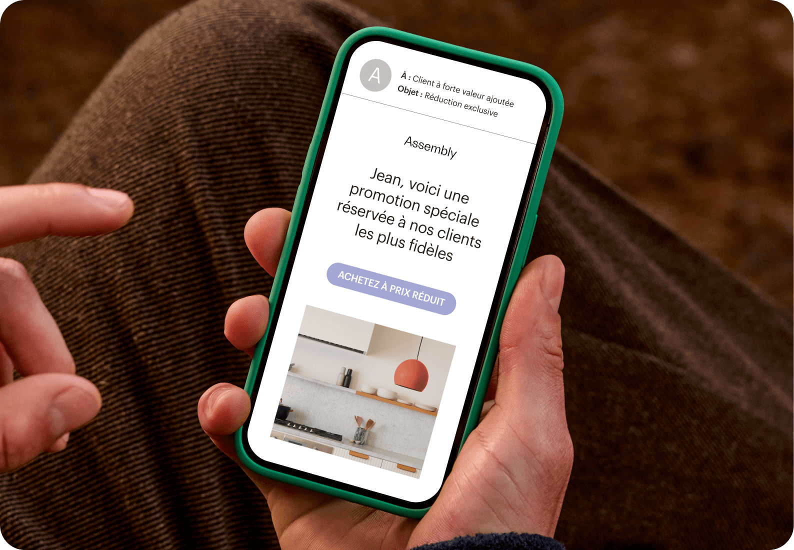 Image d’une personne regardant l’écran d’un smartphone affichant un e-mail de la marque fictive Assembly. Le visuel montre comment les utilisateurs peuvent personnaliser leurs campagnes marketing avec des segments basés sur les données client.